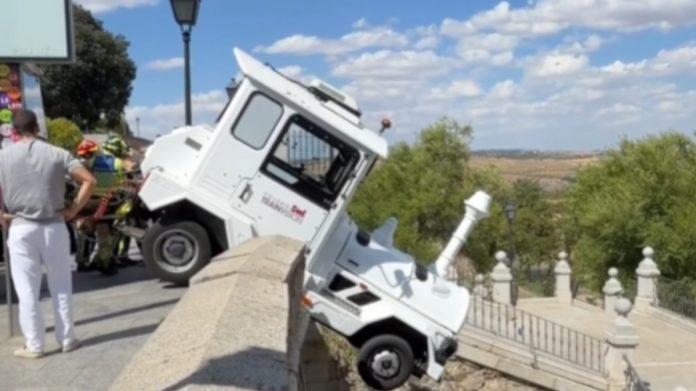 Tουριστικό τρενάκι χωρίς οδηγό παρέσυρε Ιταλό τουρίστα στο ιστορικό κέντρο του Τολέδο (VIDEO) Tουριστικό τρενάκι χωρίς οδηγό παρέσυρε Ιταλό τουρίστα στο ιστορικό κέντρο του Τολέδο (VIDEO)