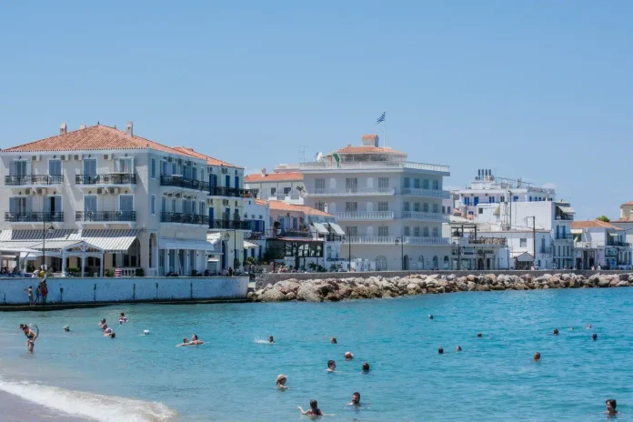 Αστυνομικοί συνέλαβαν 19χρονο για διακίνηση ναρκωτικών στις Σπέτσες – Κατασχέθηκαν κάνναβη και κοκαΐνη – (ΦΩΤΟ)