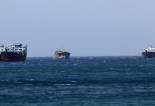 Χτυπήθηκε πλοίο ελληνικών συμφερόντων στα Στενά του Ορμούζ – Αγνοείται ναυτικός