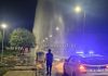 Λαμία: Βαν έπεσε πάνω σε πυροσβεστικό κρουνό και δημιούργησε “σιντριβάνι” 8 μέτρων