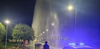 Λαμία: Βαν έπεσε πάνω σε πυροσβεστικό κρουνό και δημιούργησε “σιντριβάνι” 8 μέτρων