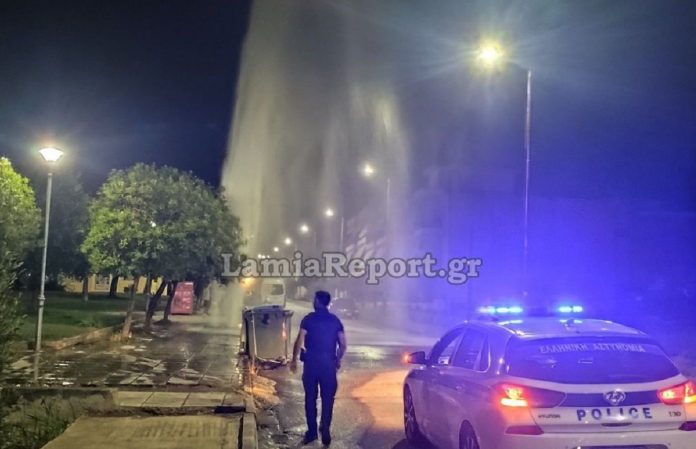 Λαμία: Βαν έπεσε πάνω σε πυροσβεστικό κρουνό και δημιούργησε “σιντριβάνι” 8 μέτρων
