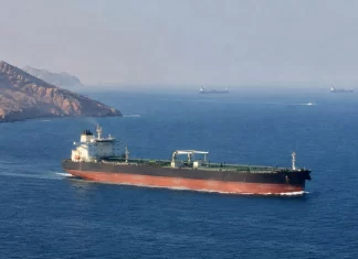 Νέα επίθεση κατά τάνκερ στα Στενά του Ορμούζ: Πυρκαγιά στο πλοίο από άγνωστο βλήμα