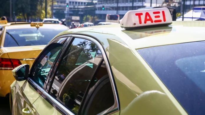 Οδηγός ταξί πήρε 600 ευρώ από οικογένεια τουριστών με την απειλή βίας για κούρσα αεροδρόμιο - κέντρο Αθήνας