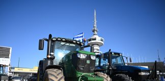 Θεσσαλονίκη: “Απόβαση” αγροτών με τα τρακτέρ στον Λευκό Πύργο την ημέρα των εγκαινίων της ΔΕΘ