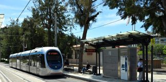 Αιματηρή επίθεση στη Βούλα: Άνδρας τραυμάτισε επιβάτη με σπασμένο μπουκάλι μέσα στο τραμ και εξαφανίστηκε