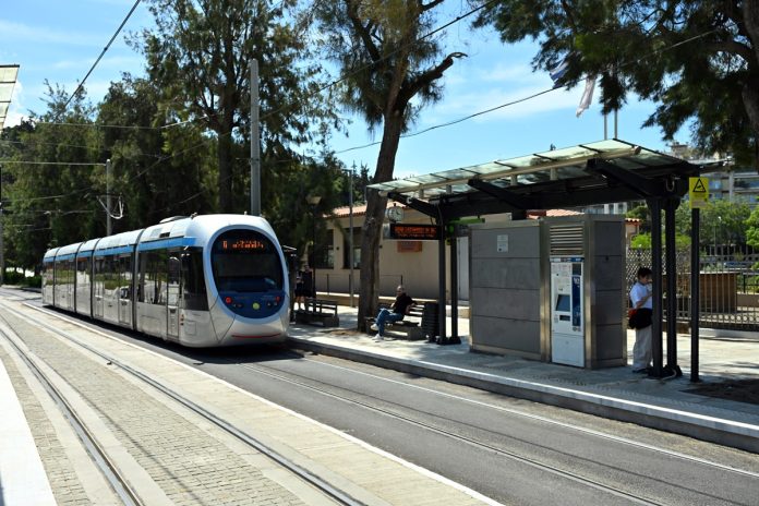 Αιματηρή επίθεση στη Βούλα: Άνδρας τραυμάτισε επιβάτη με σπασμένο μπουκάλι μέσα στο τραμ και εξαφανίστηκε Αιματηρή επίθεση στη Βούλα: Άνδρας τραυμάτισε επιβάτη με σπασμένο μπουκάλι μέσα στο τραμ και εξαφανίστηκε