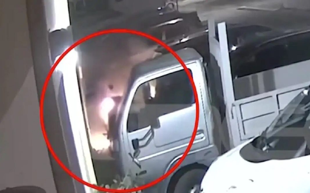 troizhnafotia1 Τροιζήνα: Καρέ καρέ η στιγμή που ο 40χρονος βάζει φωτιά σε μηχανή για να εκδικηθεί τον ιδιοκτήτη – “Δεν θυμάμαι πόσες…