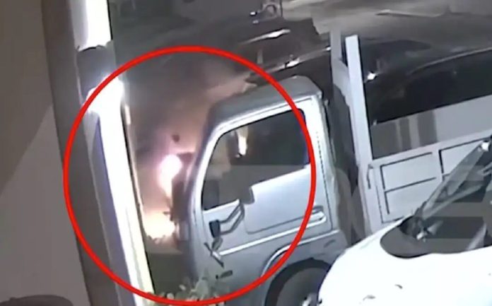 Τροιζήνα: Καρέ καρέ η στιγμή που ο 40χρονος βάζει φωτιά σε μηχανή για να εκδικηθεί τον ιδιοκτήτη – “Δεν θυμάμαι πόσες…