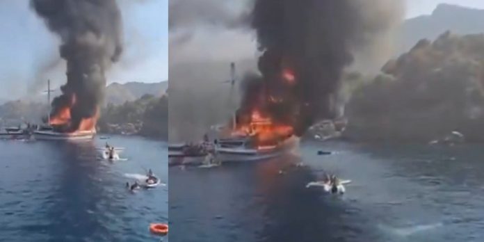 Τουρκία: Κάηκε ολοσχερώς τουριστικό σκάφος στα ανοιχτά της Φέτιγιε – (ΦΩΤΟ) Τουρκία: Κάηκε ολοσχερώς τουριστικό σκάφος στα ανοιχτά της Φέτιγιε - (ΦΩΤΟ)
