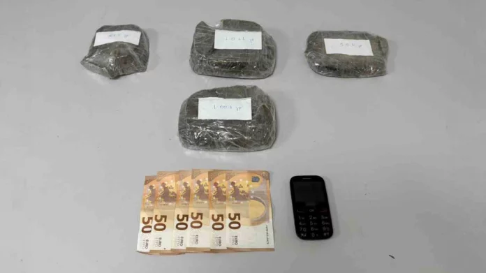 Πάνω από 3 κιλά ηρωίνης εντοπίστηκαν μετά από αστυνομική επιχείρηση σε σπίτι στη Θεσσαλονίκη, μία σύλληψη, δείτε βίντεο Πάνω από 3 κιλά ηρωίνης εντοπίστηκαν μετά από αστυνομική επιχείρηση σε σπίτι στη Θεσσαλονίκη, μία σύλληψη, δείτε βίντεο