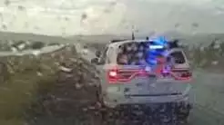 Η στιγμή που αυτοκίνητο καρφώνεται σε περιπολικά σε αυτοκινητόδρομο των ΗΠΑ
