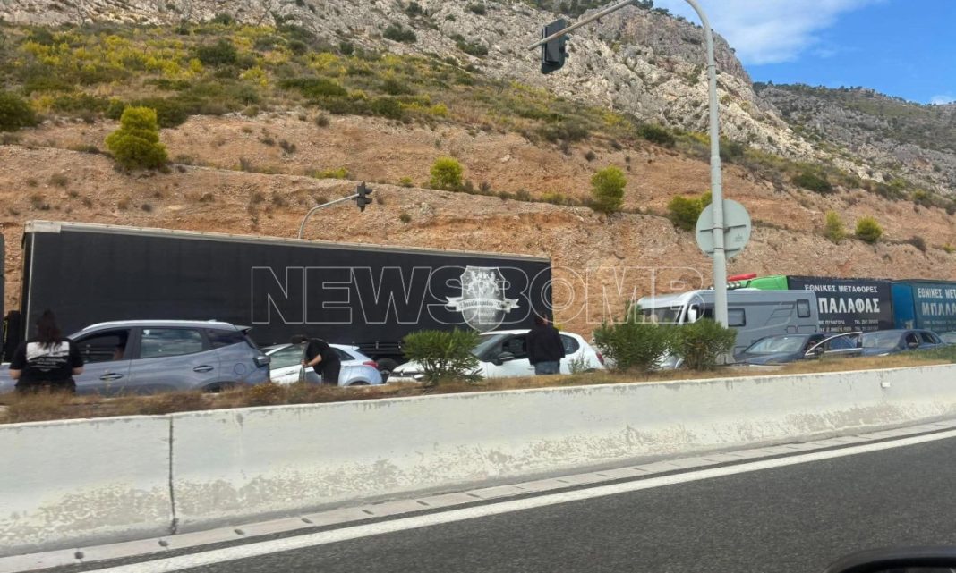 Κλειστή η Ε.Ο. Αθηνών – Κορίνθου: Πρωτοφανείς εικόνες με οδηγούς να ξεκουράζονται στο οδόστρωμα