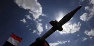 Οι Σαουδάραβες κατηγορούν τους Χούθι ότι εκτόξευσαν βαλλιστικό πύραυλο εναντίον του Ριάντ τα ξημερώματα