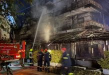 Φωτιά στη Νέα Ιωνία: Βίντεο από άντρα που σπάει τη βιτρίνα έχουν οι αρχές Φωτιά στη Νέα Ιωνία: Βίντεο από άντρα που σπάει τη βιτρίνα έχουν οι αρχές