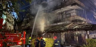 Φωτιά στη Νέα Ιωνία: Βίντεο από άντρα που σπάει τη βιτρίνα έχουν οι αρχές