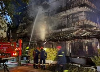 Φωτιά στη Νέα Ιωνία: Βίντεο από άντρα που σπάει τη βιτρίνα έχουν οι αρχές