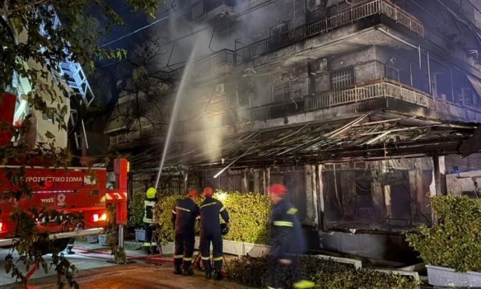 Φωτιά στη Νέα Ιωνία: Βίντεο από άντρα που σπάει τη βιτρίνα έχουν οι αρχές