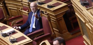 Ένταση στη Βουλή για την παρουσία Φλωρίδη στη Συνταγματική Αναθεώρηση – Την αποχώρησή του ζήτησαν Δουδωνής και Κωνσταντοπούλου Ένταση στη Βουλή για την παρουσία Φλωρίδη στη Συνταγματική Αναθεώρηση – Την αποχώρησή του ζήτησαν Δουδωνής και…