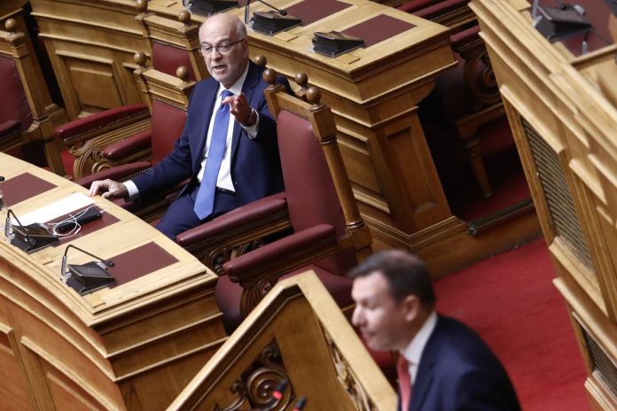 Ένταση στη Βουλή για την παρουσία Φλωρίδη στη Συνταγματική Αναθεώρηση – Την αποχώρησή του ζήτησαν Δουδωνής και…