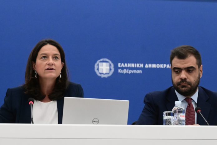 Επίδομα ανεργίας δύο μηνών: Η Κεραμέως εμφανίστηκε και αδειάζει Μαρινάκη με... καθυστέρηση