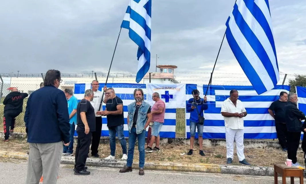 Ηλίας Κασιδιάρης - αποφυλάκιση: Δεκάδες υποστηρικτές περιμένουν να τον υποδεχθούν έξω από τη φυλακή