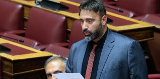 Το κόμμα Κασιδιάρη εμφανίστηκε στη Βουλή: Ο Γ. Μανούσος δήλωσε ότι ανήκει στη «Συμμαχία Ελλήνων» Το κόμμα Κασιδιάρη εμφανίστηκε στη Βουλή: Ο Γ. Μανούσος δήλωσε ότι ανήκει στη «Συμμαχία Ελλήνων»