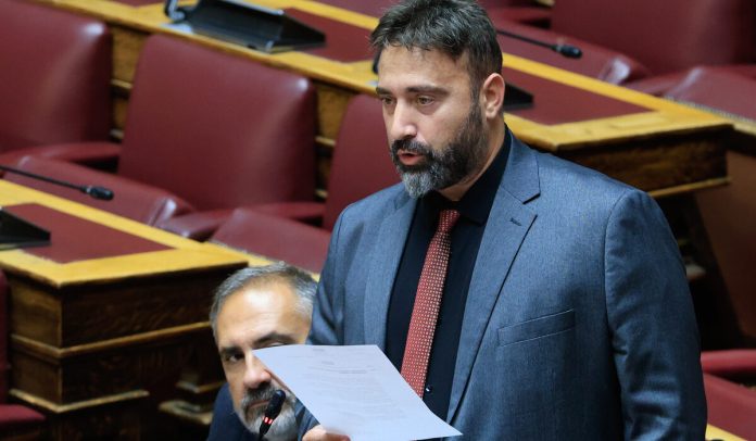 Το κόμμα Κασιδιάρη εμφανίστηκε στη Βουλή: Ο Γ. Μανούσος δήλωσε ότι ανήκει στη «Συμμαχία Ελλήνων» Το κόμμα Κασιδιάρη εμφανίστηκε στη Βουλή: Ο Γ. Μανούσος δήλωσε ότι ανήκει στη «Συμμαχία Ελλήνων»