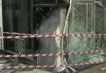 Αυτοκίνητο «καρφώθηκε» σε τζαμαρία καταστήματος στην Κηφισίας