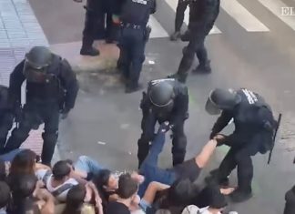 Στεγαστική κρίση στην Ισπανία: Επεισοδιακή έξωση, με δακρυγόνα, σε 87χρονη – (VIDEO) Στεγαστική κρίση στην Ισπανία: Επεισοδιακή έξωση, με δακρυγόνα, σε 87χρονη - (VIDEO)