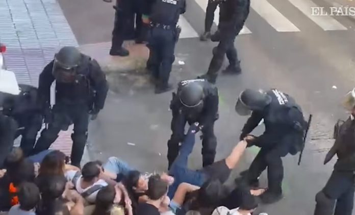 Στεγαστική κρίση στην Ισπανία: Επεισοδιακή έξωση, με δακρυγόνα, σε 87χρονη - (VIDEO)