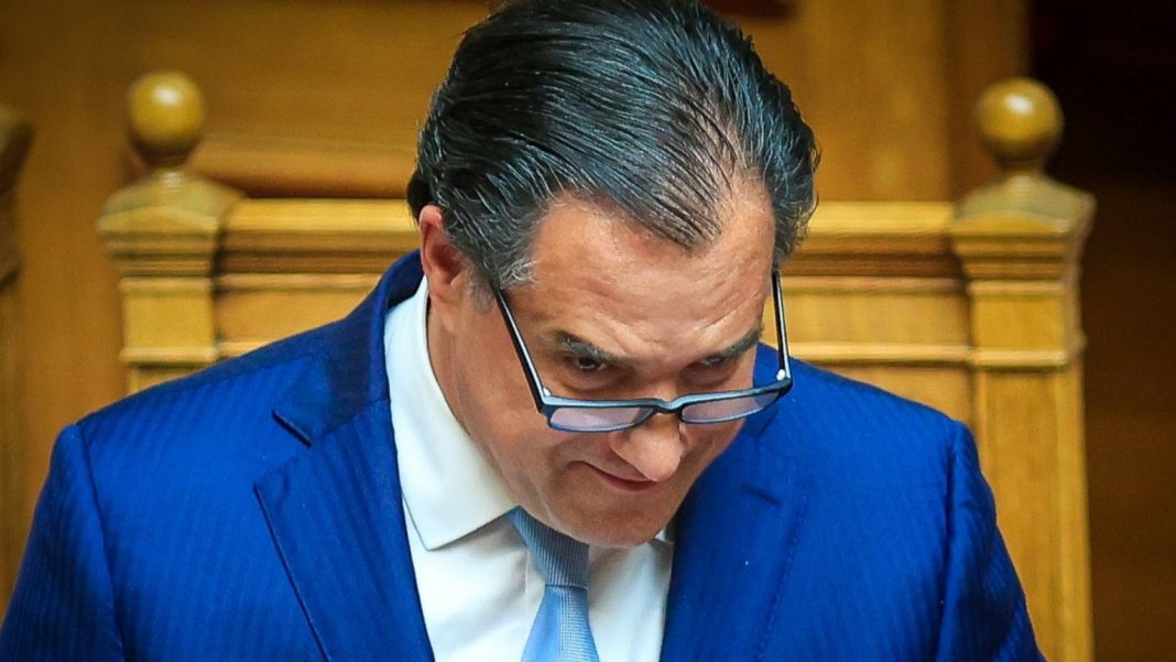 Ο Άδωνις άφησε τα…μηχανήματα πλασμαφαίρεσης και έπιασε τους… Χούθι με συμβουλές αρχισυντάκτη