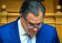 Ο Άδωνις άφησε τα…μηχανήματα πλασμαφαίρεσης και έπιασε τους… Χούθι με συμβουλές αρχισυντάκτη