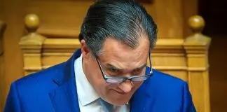 Ο Άδωνις άφησε τα…μηχανήματα πλασμαφαίρεσης και έπιασε τους… Χούθι με συμβουλές αρχισυντάκτη