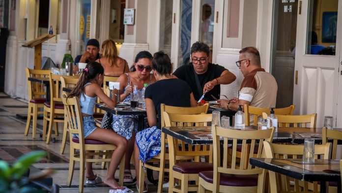 Ώρα μηδέν για την εστίαση: «Χάθηκαν» 500 εκατ. ευρώ από τον τζίρο Ώρα μηδέν για την εστίαση: «Χάθηκαν» 500 εκατ. ευρώ από τον τζίρο