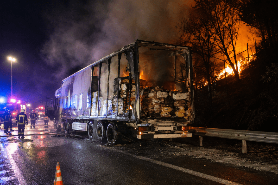 Μαγνησία: Φωτιά σε φορτηγό στην ΠΑΘΕ – Στις φλόγες το ρυμουλκούμενο με μονωτικά υλικά