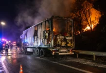 Μαγνησία: Φωτιά σε φορτηγό στην ΠΑΘΕ – Στις φλόγες το ρυμουλκούμενο με μονωτικά υλικά