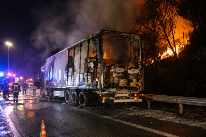 Μαγνησία: Φωτιά σε φορτηγό στην ΠΑΘΕ – Στις φλόγες το ρυμουλκούμενο με μονωτικά υλικά