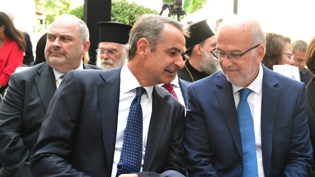FLORIDIS_MITSOTAKIS O Μητσοτάκης κάλυψε και τον Φλωρίδη