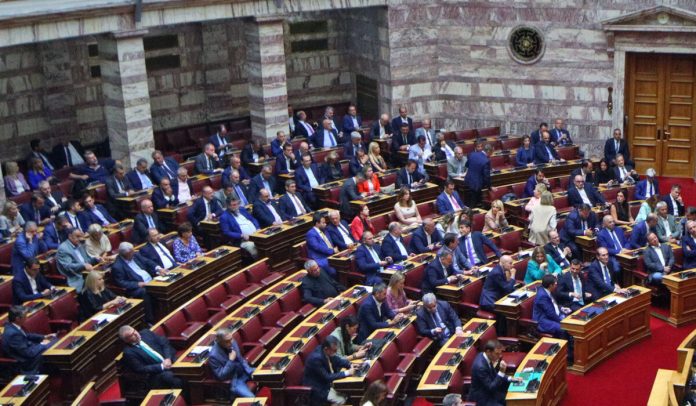 «Γαλάζιες» γκρίνιες στη Βουλή για Μπεκίρη – Χαρακόπουλο