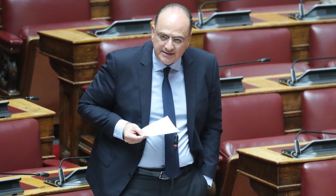 Ο Μακάριος Λαζαρίδης… σφύριξε: «Επιπλήττει» αυστηρά τον Ν. Δένδια και τον διευθυντή του γραφείου του – Δείτε τον…