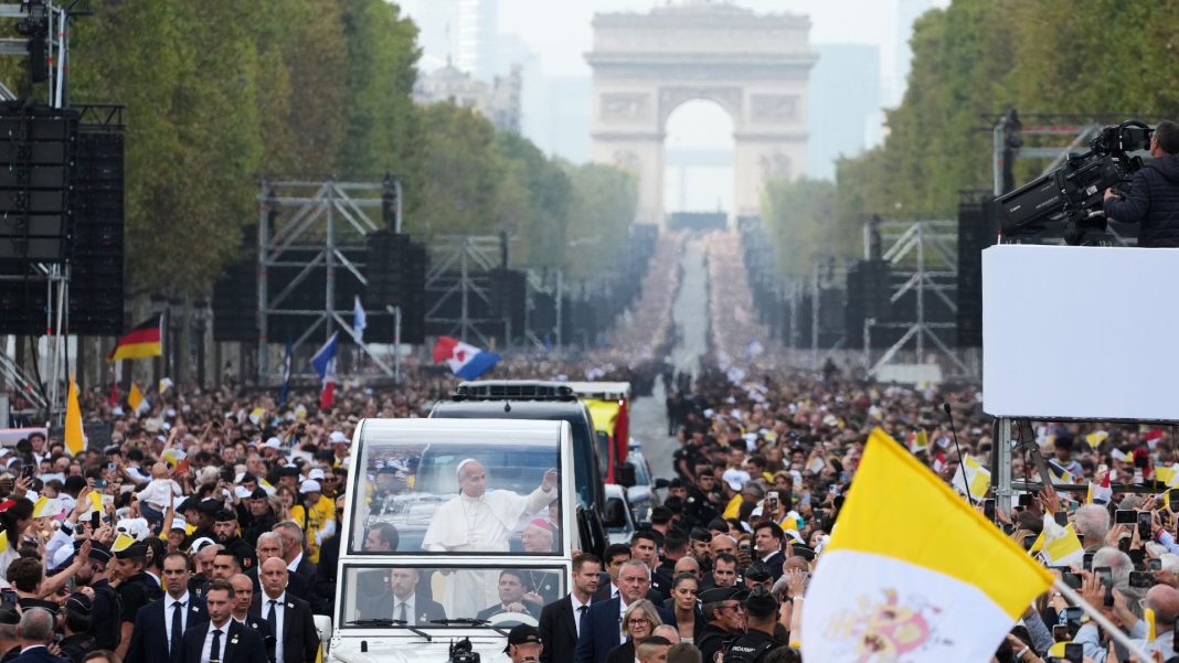 Pope-Leon Μεγαλειώδης λειτουργία του Πάπα Λέοντα στην Πλας ντε λα Κονκόρντ στο Παρίσι με 700.000 πιστούς: «Οι νέοι είναι η…