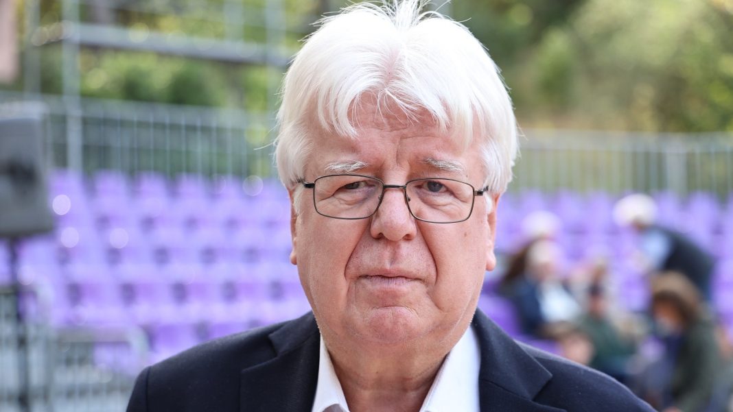 Σε παραζάλη ο Σιακαντάρης μετά τον… χαμό: Τώρα μαζεύει (κάπως) την προτροπή σε ΕΛΑΣ και ΠΑΣΟΚ να συμμαχήσουν με τη ΝΔ