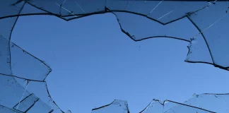 Θήβα: Δύο επιθέσεις από Ρομά με πέτρες σε γηροκομείο – Έσπασαν τζάμι δωματίου