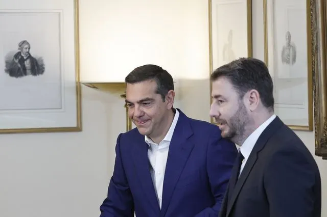 TSIPRASANDROYLAKIS2-640x426 Ο Μητσοτάκης δεν θα πέσει με το “ο καθένας μόνος του”