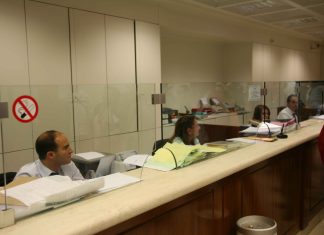 Πλαφόν στα ποσά και μειωμένο ωράριο λειτουργείας: Τι αλλάζει στα γκισέ των τραπεζών Πλαφόν στα ποσά και μειωμένο ωράριο λειτουργείας: Τι αλλάζει στα γκισέ των τραπεζών
