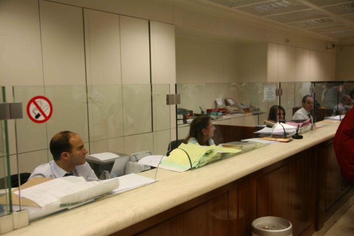 Πλαφόν στα ποσά και μειωμένο ωράριο λειτουργείας: Τι αλλάζει στα γκισέ των τραπεζών