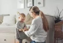 «Νταντάδες της Γειτονιάς»: Τι ισχύει τελικά με τα εισοδηματικά κριτήρια