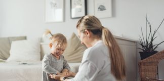 «Νταντάδες της Γειτονιάς»: Τι ισχύει τελικά με τα εισοδηματικά κριτήρια