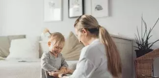 «Νταντάδες της Γειτονιάς»: Τι ισχύει τελικά με τα εισοδηματικά κριτήρια